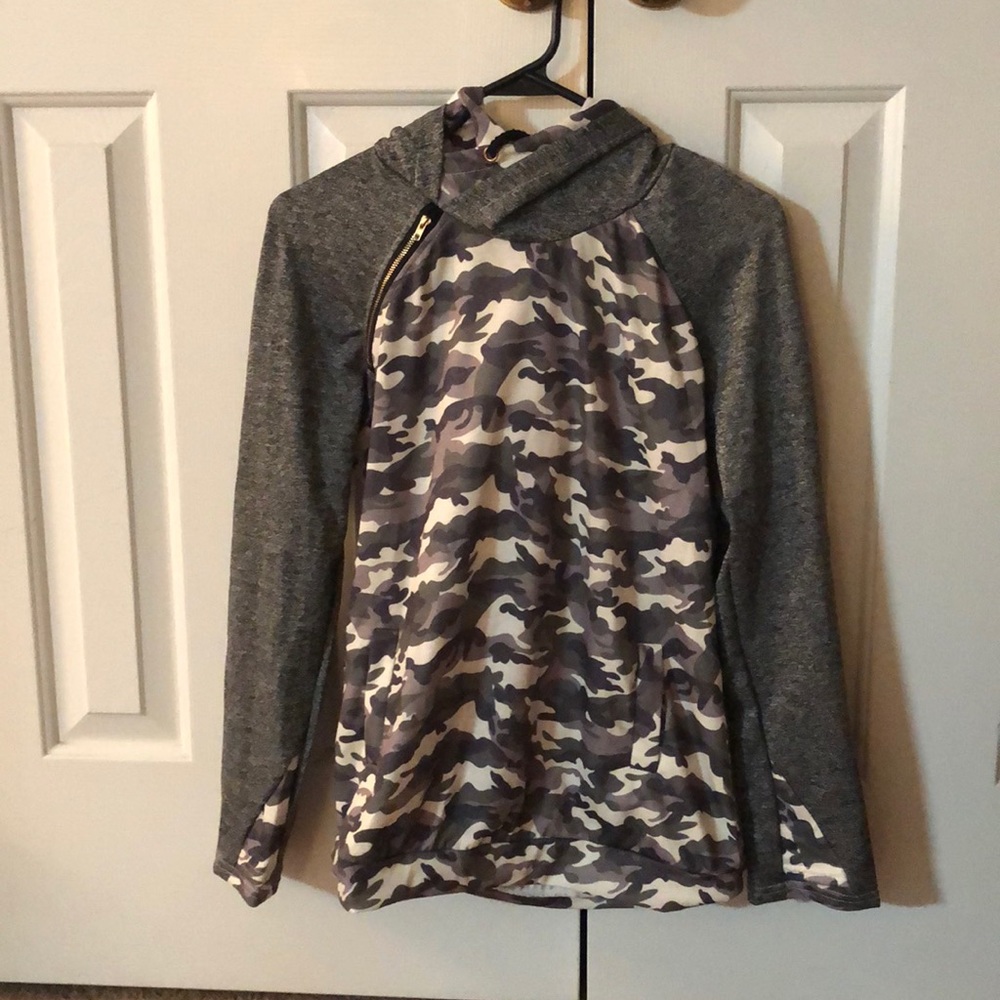 Camo light pullover with hood